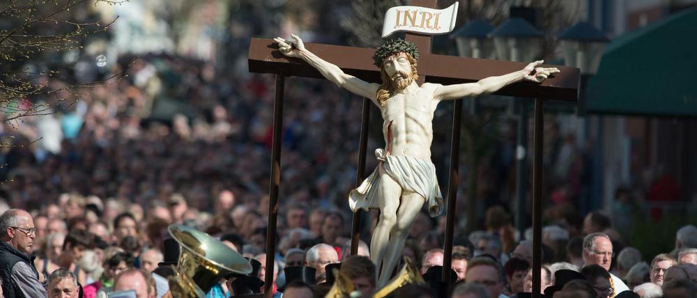 Auch ein Symbol. Katholische Gläubige tragen bei der Palmsonntagsprozession in Heiligenstadt (Thüringen) eine überlebensgroße Christus-Figur.