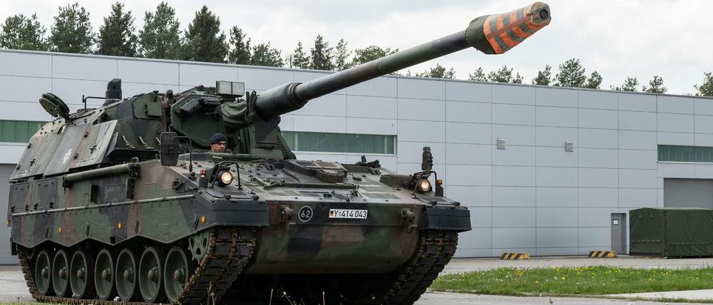 Eine Panzerhaubitze 2000 fährt auf dem Gelände der Albkaserne der Bundeswehr. 