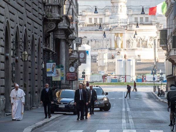 Der Papst fast allein auf der sonst vielgenutzten Via del Corso in Rom. Rings um Mailand werden die Straßen wieder besorgniserregend voll.
