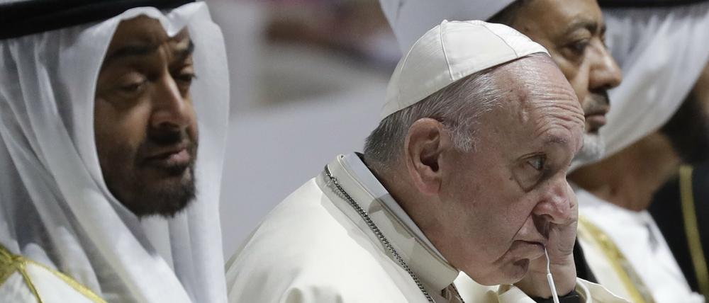 Papst Franziskus (M.) und Scheich Mohammed bin Said Al Nahjan (l), Kronprinz der Vereinigten Arabischen Emirate