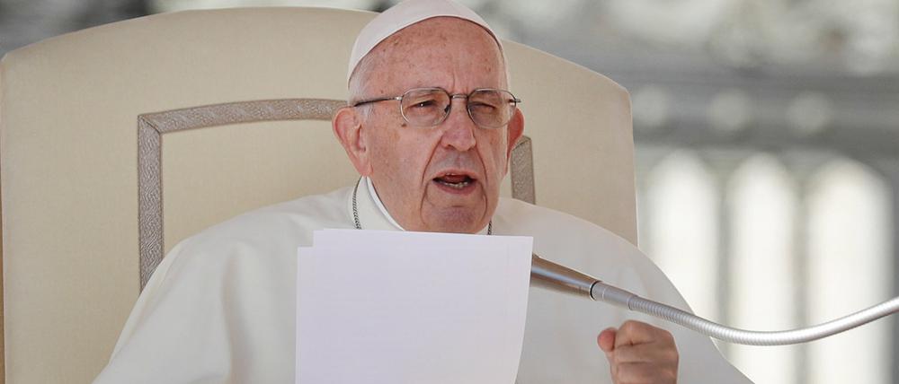 Papst Franziskus hält seine Botschaft anlässlich seiner wöchentlichen Generalaudienz auf dem Petersplatz im Vatikan. 