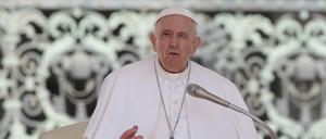 Papst Franziskus spricht während der wöchentlichen Generalaudienz auf dem Petersplatz. 