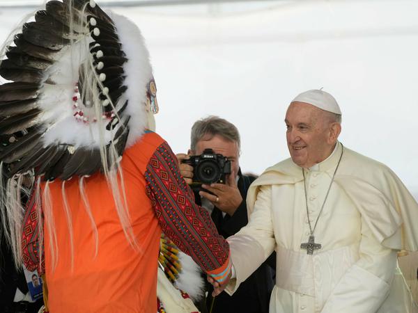 Papst Franziskus traf im Sommer 2022 in Kanada Mitglieder indigener Gemeinschaften um bat um Vergebung für kirchliche Vergehen an den Ureinwohnern.