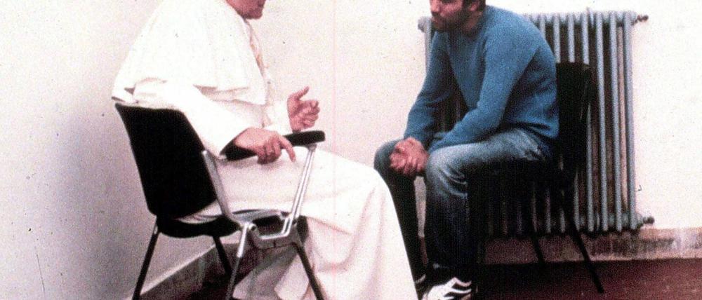 Papst Johannes Paul II. sprach 1983 in einem Gefängnis in Rom mit Ali Agca, der 1981 Schüsse auf ihn abgegeben hatte.
