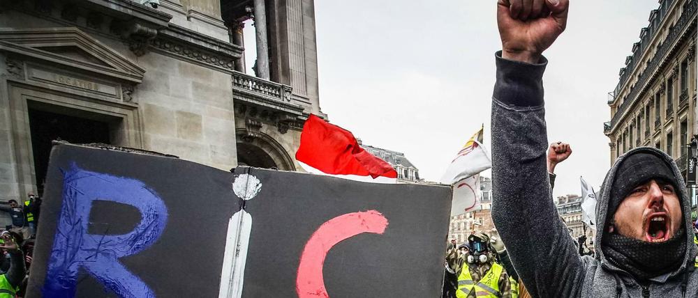 „RIC“ steht für „référendum d'initiative citoyenne“: Die Forderung nach Volksinitiativen, hier am Samstag in Paris, ist eher dem rechten Spektrum zuzuordnen.