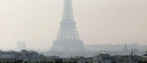 Nichts zu sehen. Die Pariser Luft ist gerade so schlecht, dass nun Fahrverbote erlassen worden sind. 