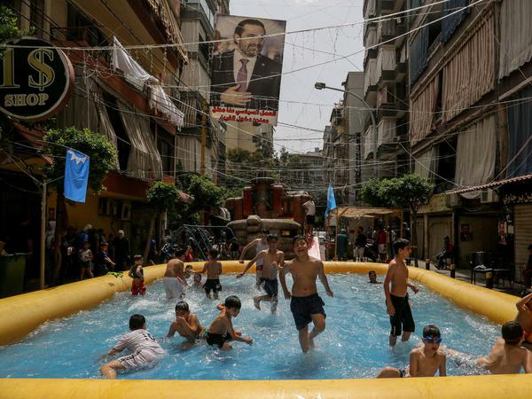 Die Unterstützer Hariris stellten Schwimmbecken auf, anstatt zur Wahl zu gehen.