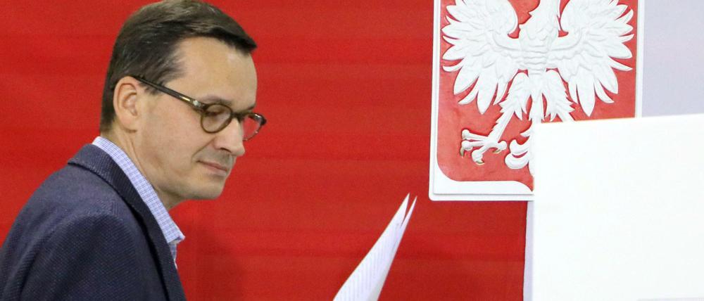 Auf eine Stimme kam es nicht an: Ministerpräsident Mateusz Morawiecki bei der Stimmabgabe in Warschau.