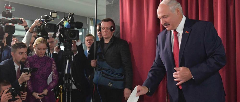 Weißrusslands Präsident Alexander Lukaschenko bei der Stimmangabe 