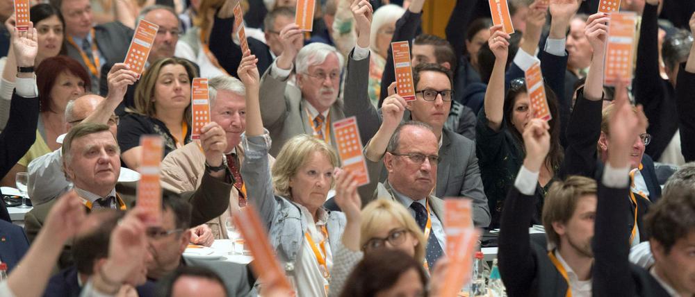 Delegierte stimmen am 06.05.2016 beim Landesparteitag der baden-württembergischen CDU über den grün-schwarzen Koalitionsvereinbarung ab. 