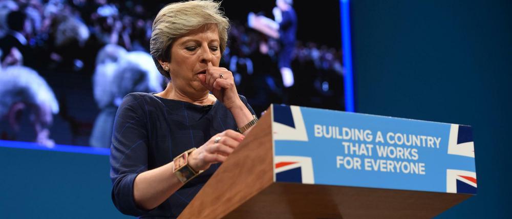 Die britische Premierministerin Theresa May hustet in Manchester bei ihrer Parteitagsrede.