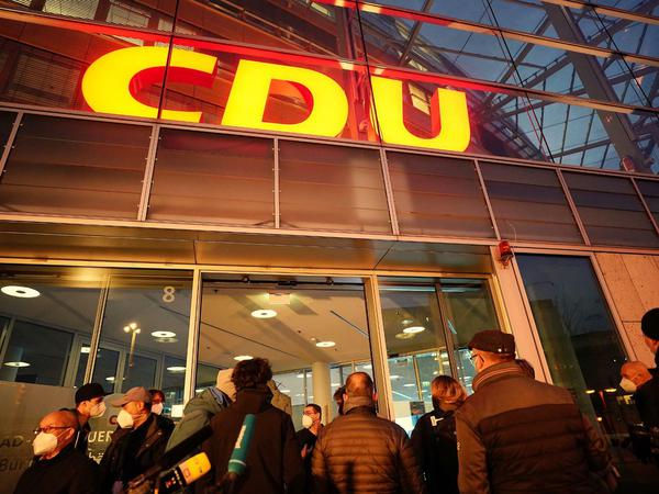 Wieder Drama im Adenauer-Haus: Journalisten warten auf eine Lösung der K-Frage bei der CDU