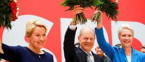 Sieges-Mienen am Wahlabend - doch nun gehen die Wege ein wenig auseinander: Franziska Giffey, Olaf Scholz, Manuela Schwesig.