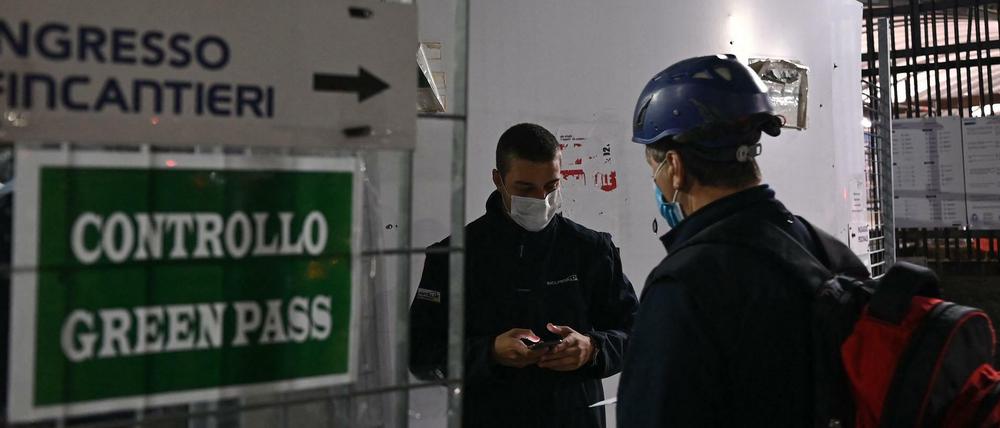 Der "Grüne Pass" eines Hafenarbeiters in Genua wird am Freitagmorgen kontrolliert.