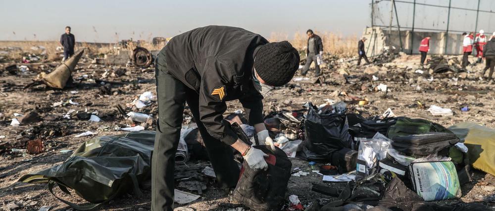 Iran, Shahedshahr: Retter durchsuchen an der Absturzstelle des ukrainischen Passagierflugzeugs die Trümmer.