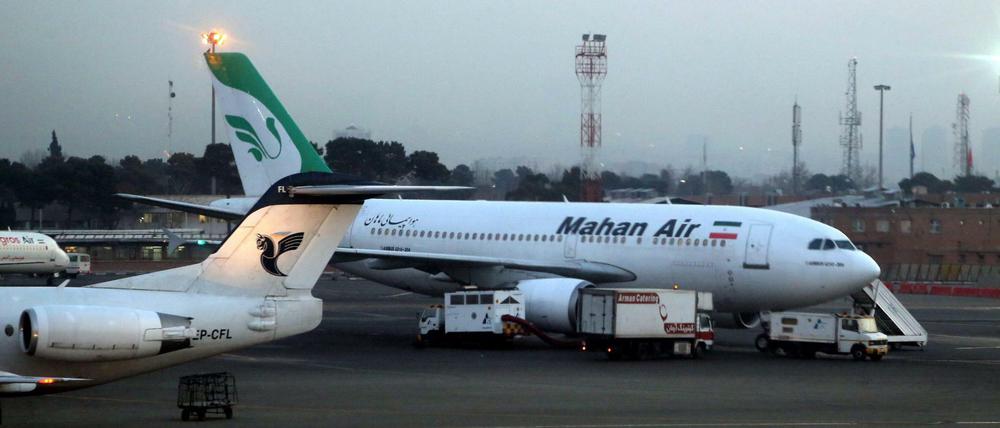 Ein Flugzeug der iranischen Fluggesellschaft Mahan Air am Flughafen Teheran-Mehrabad.