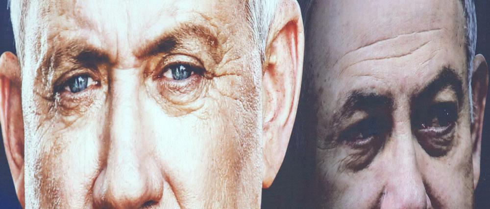 Ein Plakat des Mitte-Bündnisses "Blau-Weiß" zeigt Kandidat Benny Gantz (l). Daneben ist Benjamin Netanjahu, Premier und Kandidat der rechtskonservativen Likud-Partei, zu sehen.