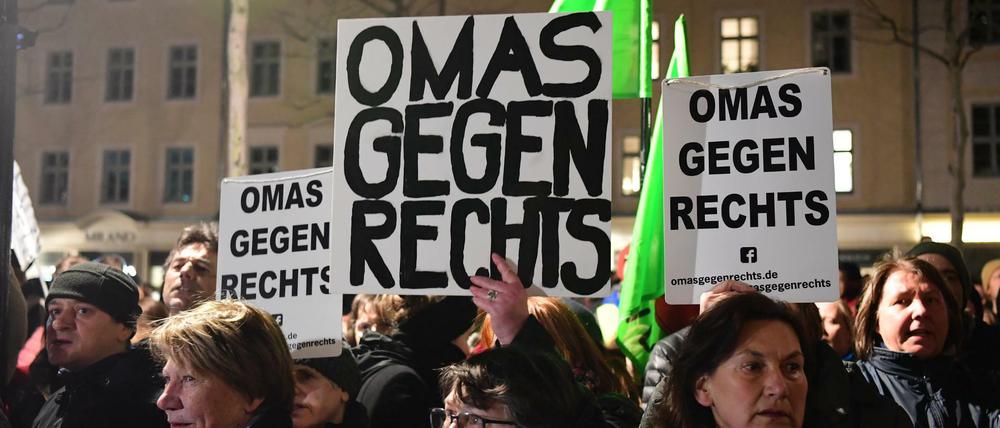 Gegendemonstranten halten Plakate mit der Aufschrift "Omas Gegen Rechts". Das islam- und ausländerfeindliche Bündnis Pegida hat zum „200. Dresdner Abendspaziergang“ aufgerufen.