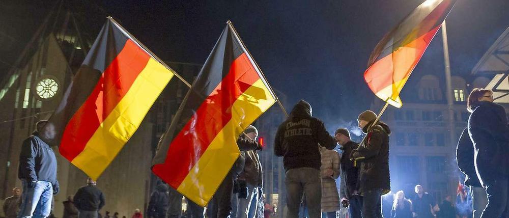 In der Minderheit: Pegida- und Legida-Demonstranten am Montagabend in Leipzig.