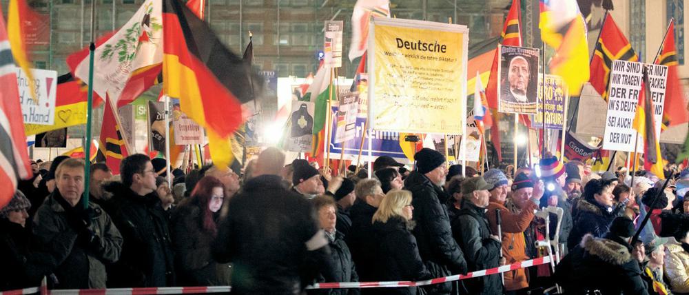 So begann es: Anhänger der islamfeindlichen Pegida-Bewegung demonstrieren am 2016 vor der Frauenkirche in Dresden.