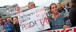 Tatjana Festerling (r) demonstriert am Montag in Dresden gegen Pegida-Chef Lutz Bachmann. 