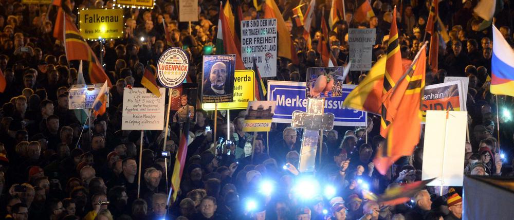 Anhänger des Bündnisses Pegida demonstrieren auf dem Theaterplatz in Dresden. 