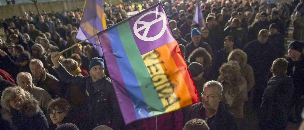 Optische Täuschung: Pegida will in Dresden für Frieden marschieren, dabei schüren diese Demonstranten nur Hass. 