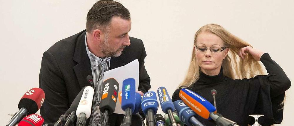 Pegida-Aktivisten Lutz Bachmann und Kathrin Oertel bei einer Pressekonferenz am Montag vergangener Woche in Dresden
