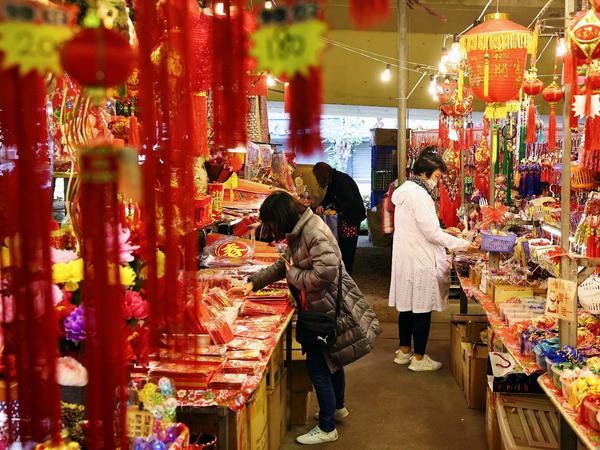 In Taiwan geht das Leben (fast) normal weiter. Menschen kaufen anlässlich des Neujahresfest Dekoration ein.