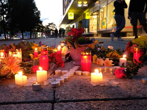 Kerzen zum Gedenken. Ein 35 Jahre alter Mann ist tot - und Chemnitz in Aufruhr. 