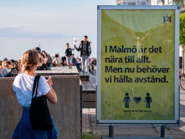 „Aus Malmö ist es überall hin nah. Aber nun müssen wir Abstand halten“, steht auf diesem Plakat. 