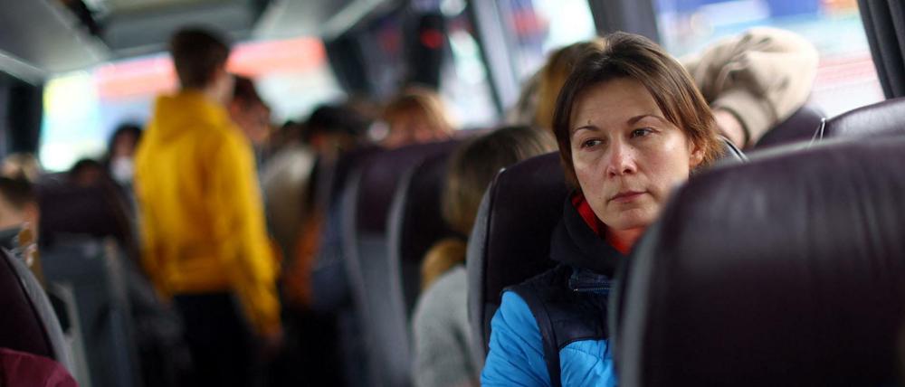 Ukraine-Flüchtlinge warten in einem Bus im polnischen Przemysl darauf, dass es weitergeht. 