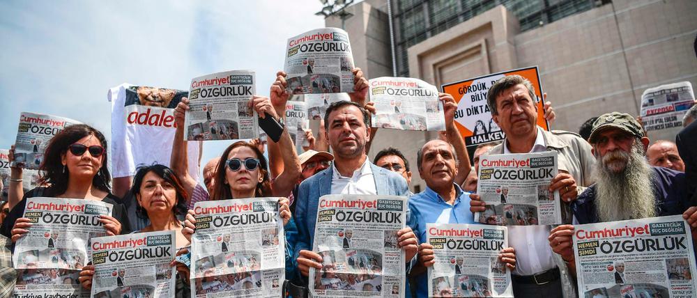 Eine Demonstration für Pressefreiheit vor einem Gericht in Istanbul. 