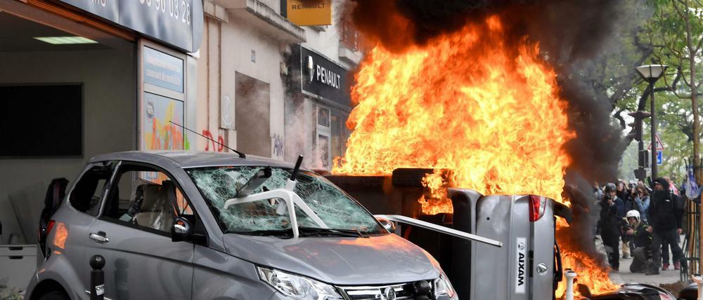 Ein Wagen und ein Roller brennen vor einer Autohandlung am 1. Mai in Paris.