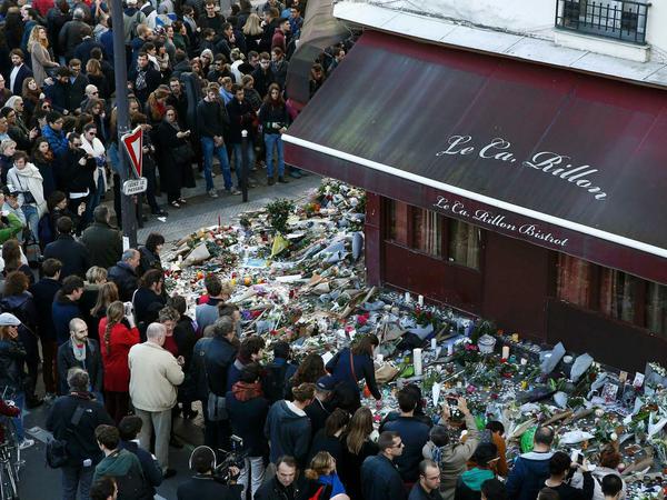 Gemeinsame Trauer: Vor dem Restaurant La Carillon im 10. Arrondissement, einem der Tatorte in Paris, versammelten sich nach den Attentaten viele Menschen.