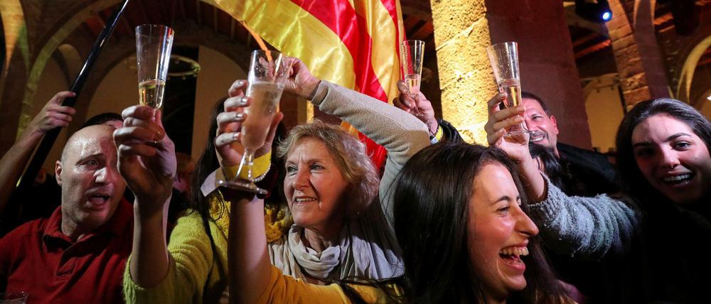 Feiernde Katalaninnen in Barcelona.