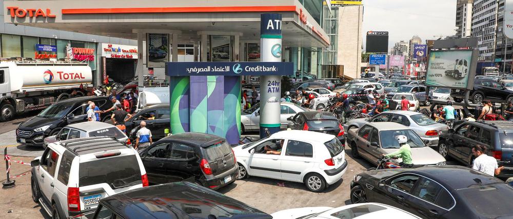 Wer im Libanon Treibstoff für sein Fahrzeug braucht, muss viel Geduld haben.