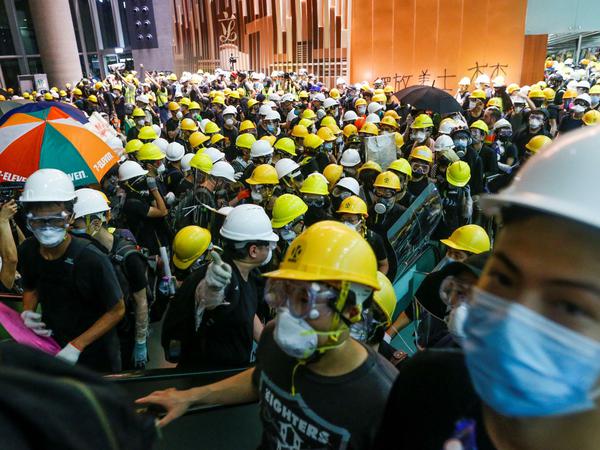 Demonstranten im Hongkonger Parlament.