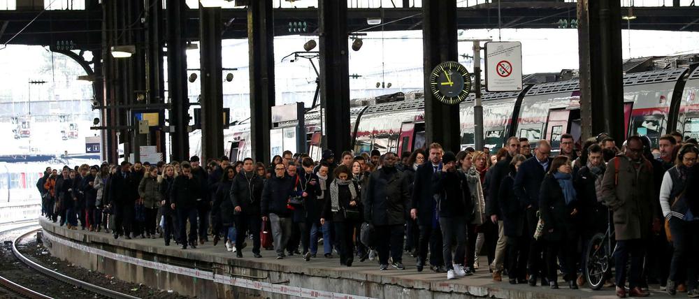 Streik. Bahnreisende warten auf dem Pariser Bahnhof Saint-Lazare am Donnerstag auf den Zug. 