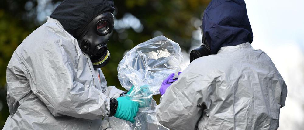 Experten untersuchen den Fundort der Opfer in Salisbury
