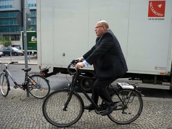 Peter Altmaier auf dem Fahrrad in Berlin. 