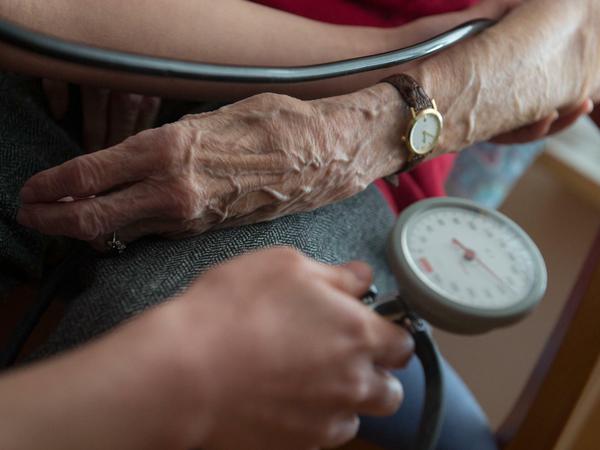 Blutdruck messen, Medikamente geben, Körperpflege ermöglichen - in deutschen Heimen und Kliniken fehlen Pflegekräfte.