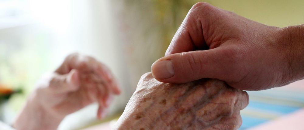Die Pflegekosten überfordern viele Senioren. 