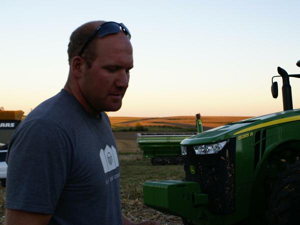 In der Erntezeit wird vom frühen Morgen bis in die späte Nacht gearbeitet: Phillip Meyer bei der Ernte.