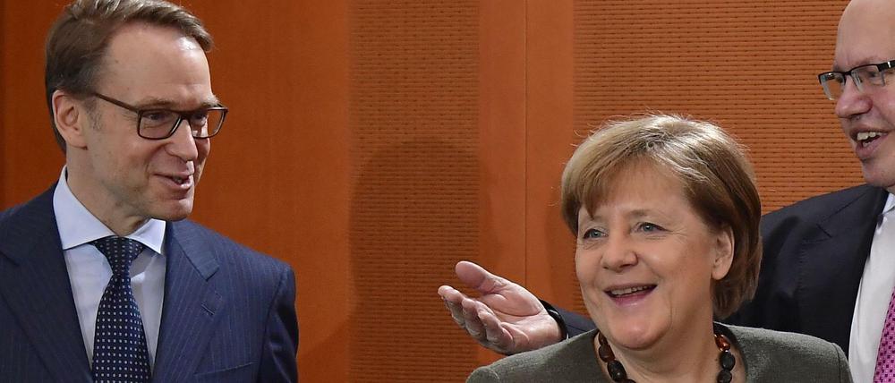 Kanzlerin Angela Merkel mit Bundesbank-Chef Jens Weidmann und Wirtschaftsminister Peter Altmaier.