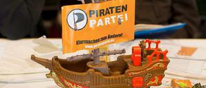 Ein Spielzeugschiff mit dem Logo der Piratenpartei steht in Neumünster beim Bundesparteitag auf dem Tisch.