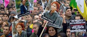 In Paris demonstrieren am Samstag 15.000 Menschen gegen die Ermordung der Kurdinnen Sakine Cansiz, Fidan Dogan und Leyla Söylemez.