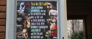 Ein Plakat des polnischen Künstlers Wojciech Korkuc stellt unteren anderem Angela Merkel und Frank-Walter Steinmeier in eine Reihe mit Adolf Hitler und Joseph Goebbels.
