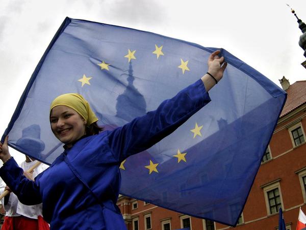 2004 trat Polen der EU bei. Auch heute ist in der Bevölkerung die Zustimmung zur Gemeinschaft hoch.