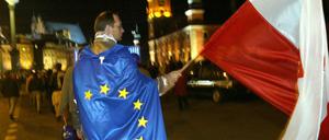 Ein Bild aus alten Tagen. Ein Mann feiert in Warschau 2004 den EU-Beitritt Polens.